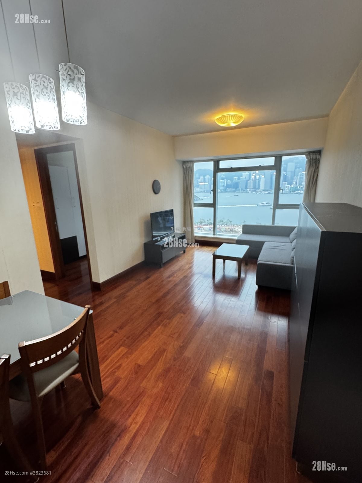 厅: 君临天下 租盘 2 房 , 2 浴室 751 平方尺