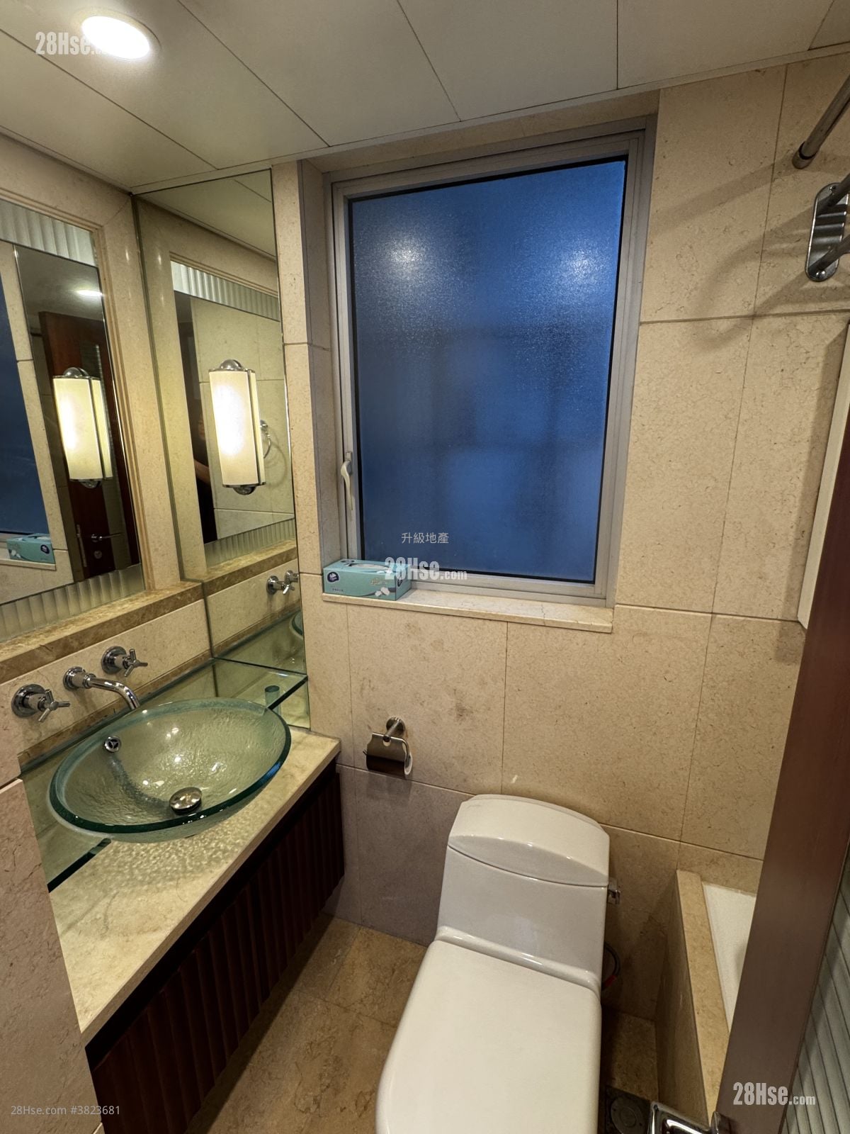 浴室: 君临天下 租盘 2 房 , 2 浴室 751 平方尺