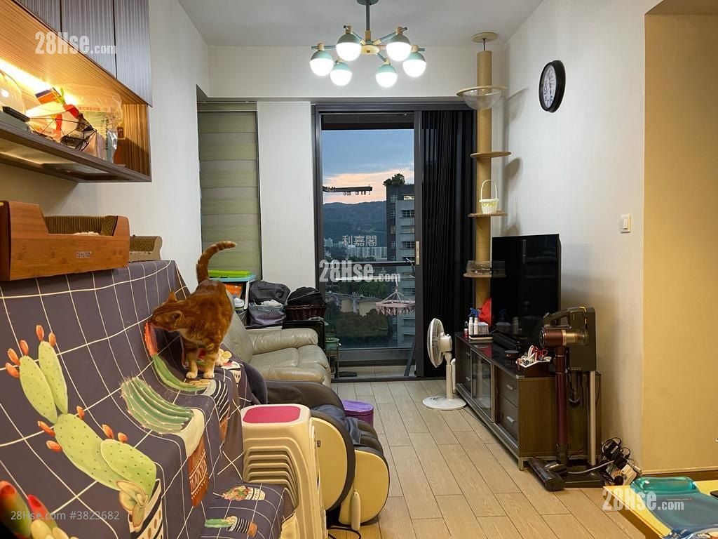 living room: Ori Sell 3 Bedrooms , 1 Bathroom 627 ft²