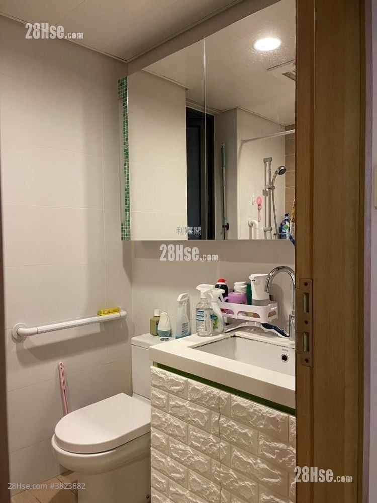 bathroom: Ori Sell 3 Bedrooms , 1 Bathroom 627 ft²