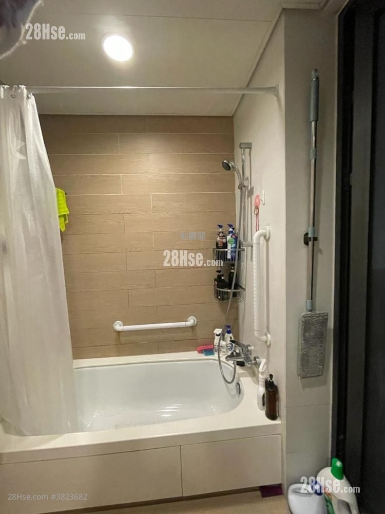 bathroom: Ori Sell 3 Bedrooms , 1 Bathroom 627 ft²