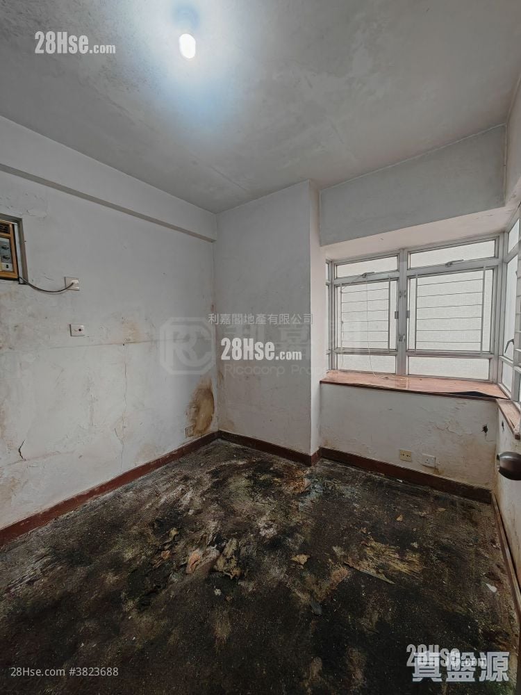 Kingswood Villas Sell 3 Bedrooms , 1 Bathroom 548 ft²