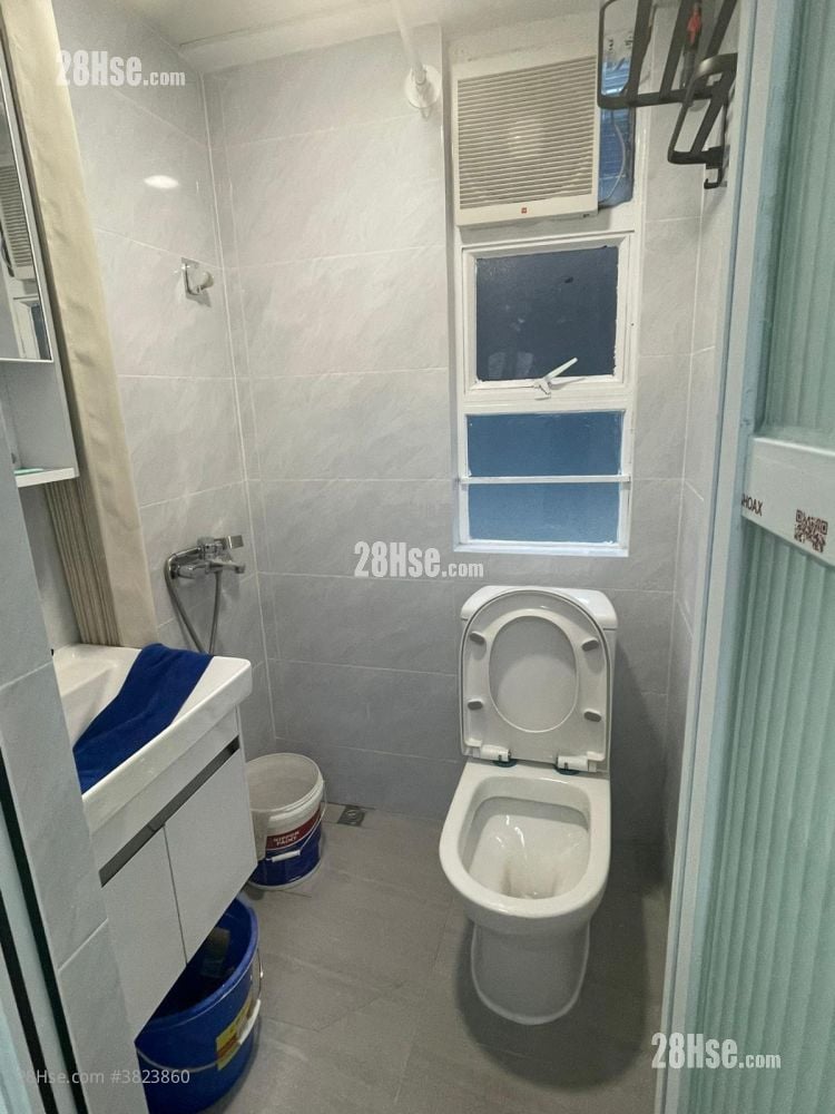 浴室: 滿華樓 售盤 2 房 , 1 浴室 262 平方呎