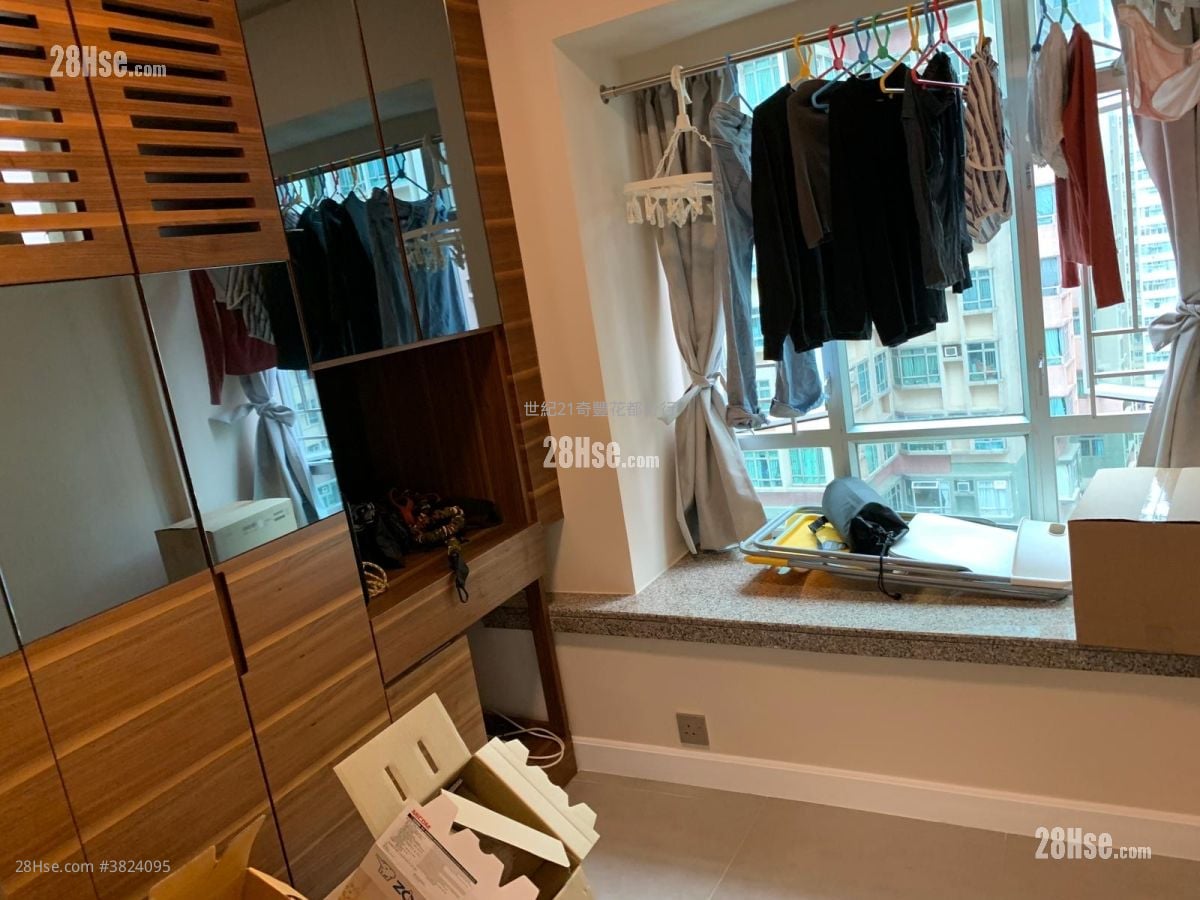 Flora Plaza Rental 2 Bedrooms , 1 Bathroom 370 ft²