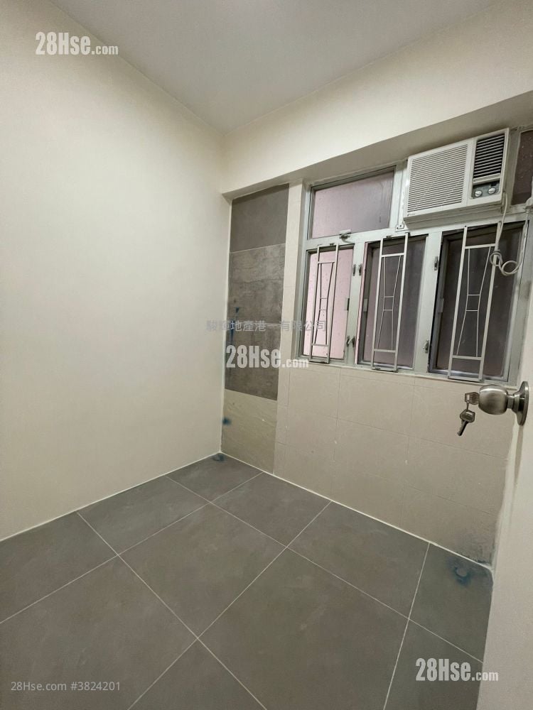 長興大廈 租盤 2 房 , 1 浴室 256 平方呎