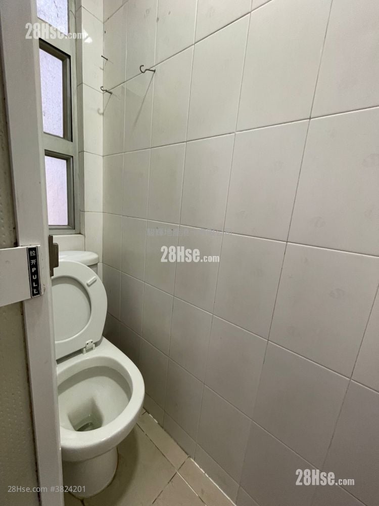 長興大廈 租盤 2 房 , 1 浴室 256 平方呎