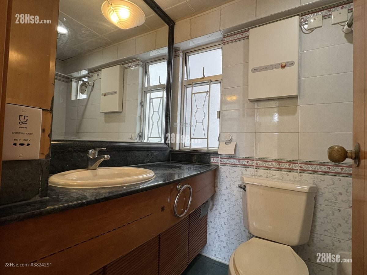 bathroom: Kingswood Villas Rental 3 Bedrooms , 2 Bathrooms 623 ft²