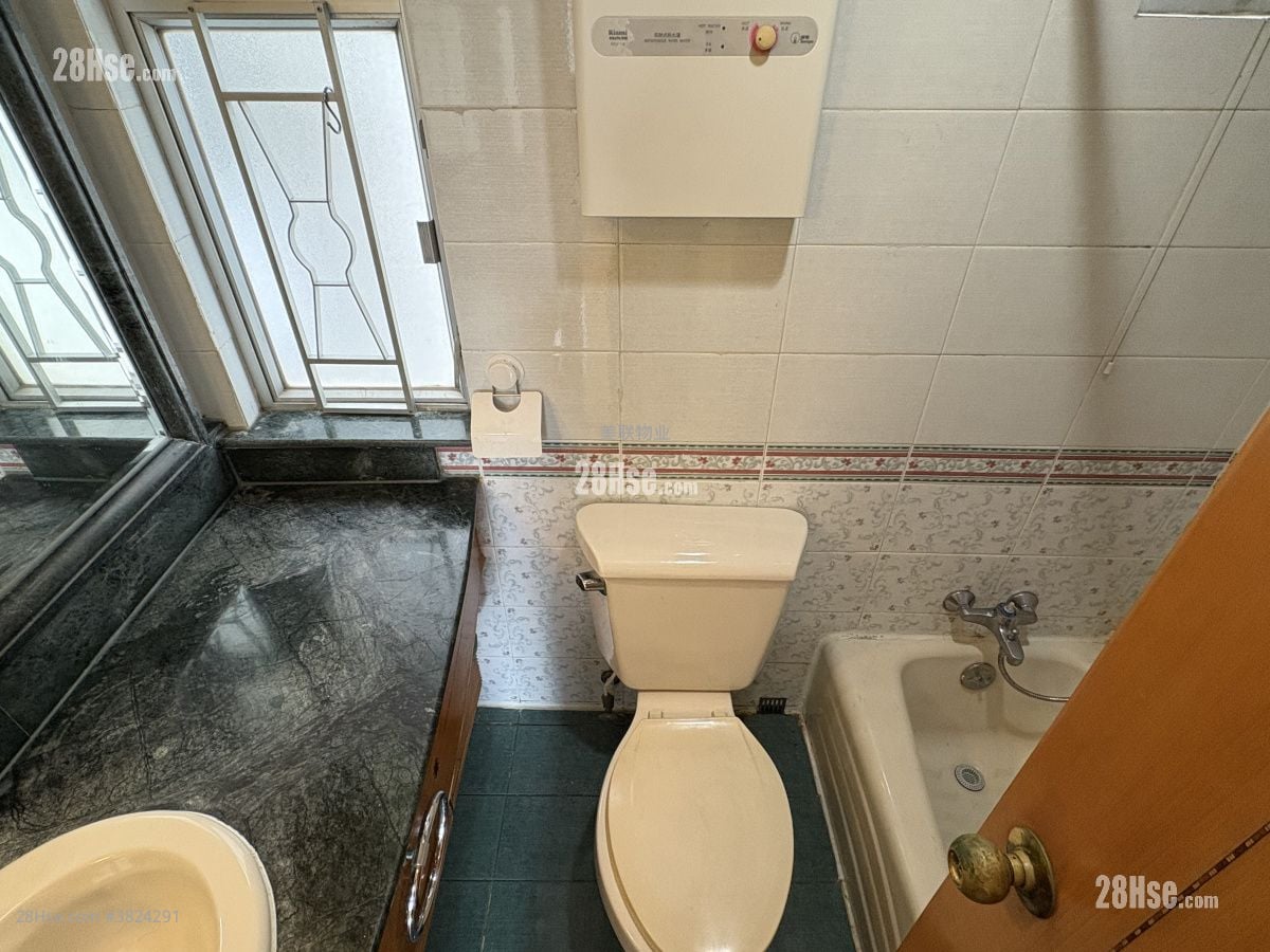 bathroom: Kingswood Villas Rental 3 Bedrooms , 2 Bathrooms 623 ft²