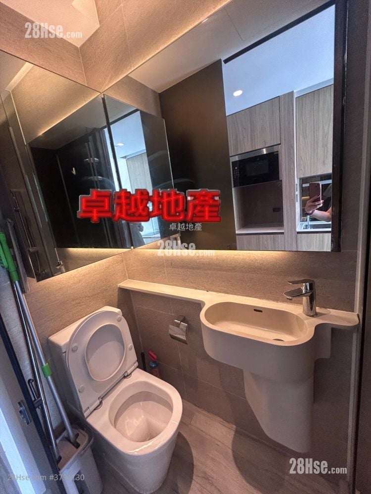 Seven Victory Avenue Rental Studio , 1 Bathroom 180 ft²