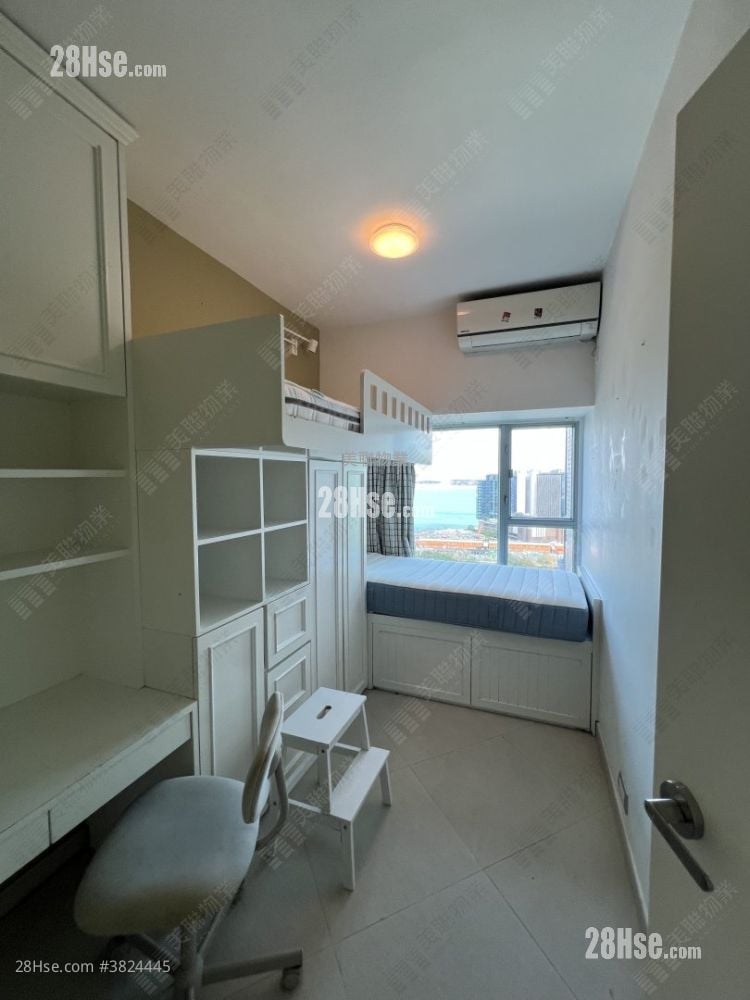 Coastal Skyline Rental 911 ft²