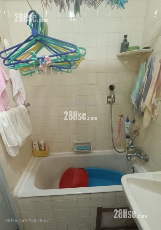 Yee Nga Court Sell 2 Bedrooms , 1 Bathroom 401 ft²