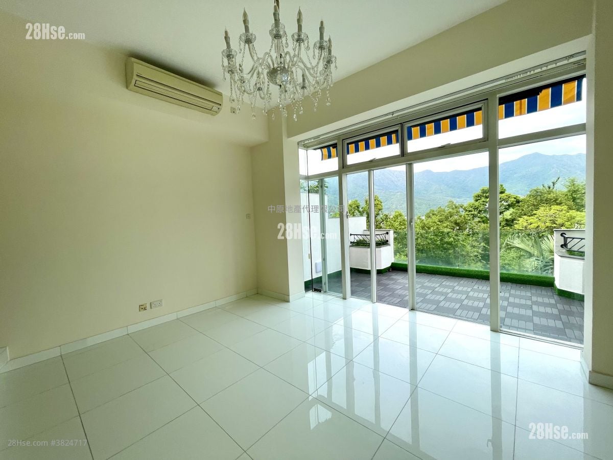 living room: 廳行出大露台望群山遠景