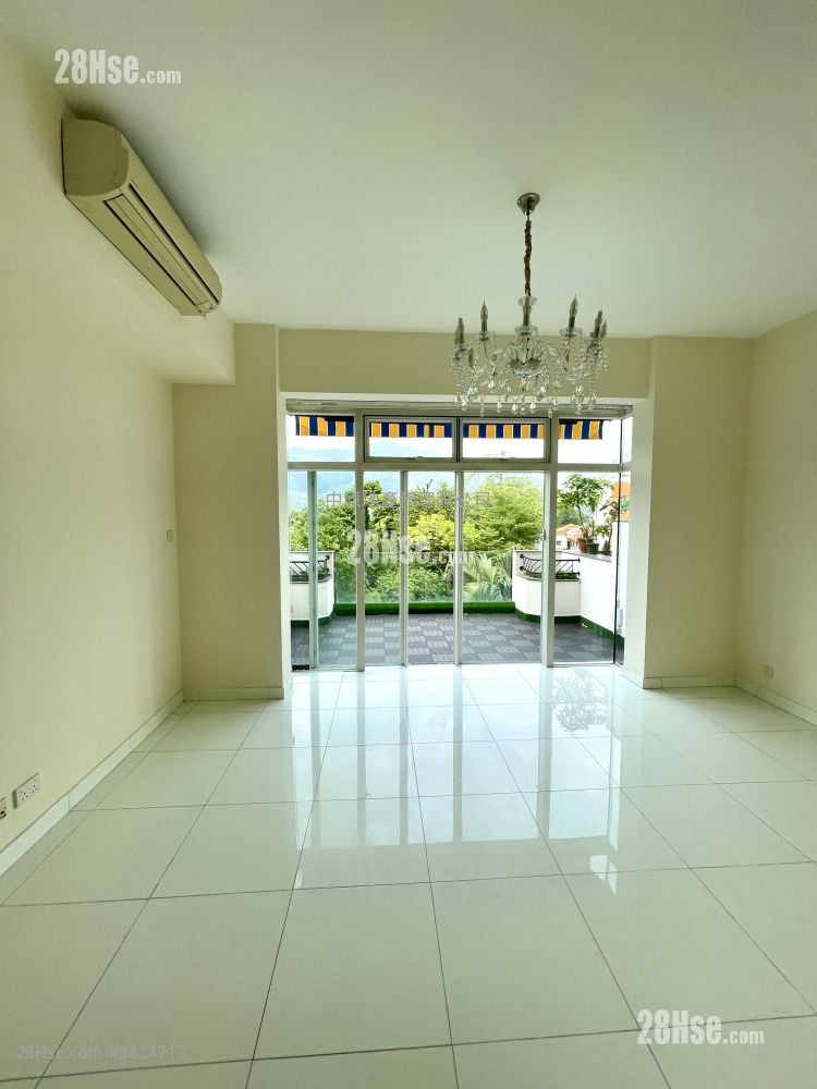 living room: The Beverly Hills Sell 4 Bedrooms , 2 Bathrooms 1,606 ft²