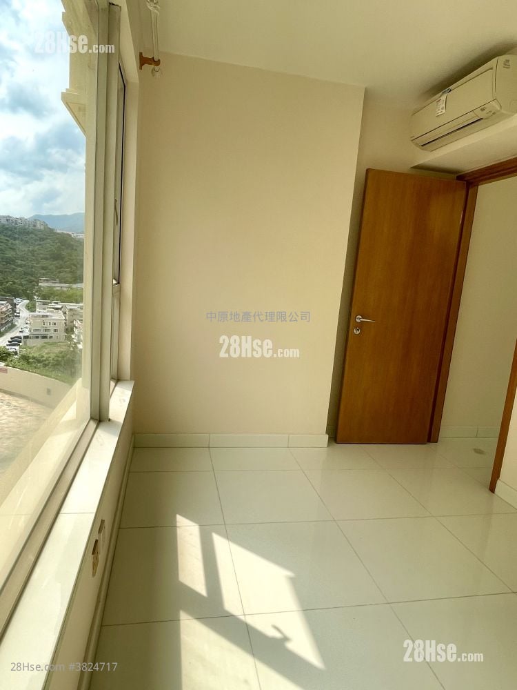 bedroom 3: The Beverly Hills Sell 4 Bedrooms , 2 Bathrooms 1,606 ft²