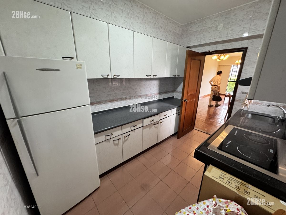 kitchen: Meadowlands Sell 3 Bedrooms , 1 Bathroom 972 ft²