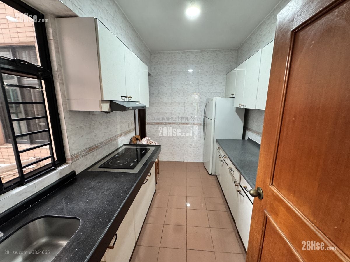 kitchen: Meadowlands Sell 3 Bedrooms , 1 Bathroom 972 ft²