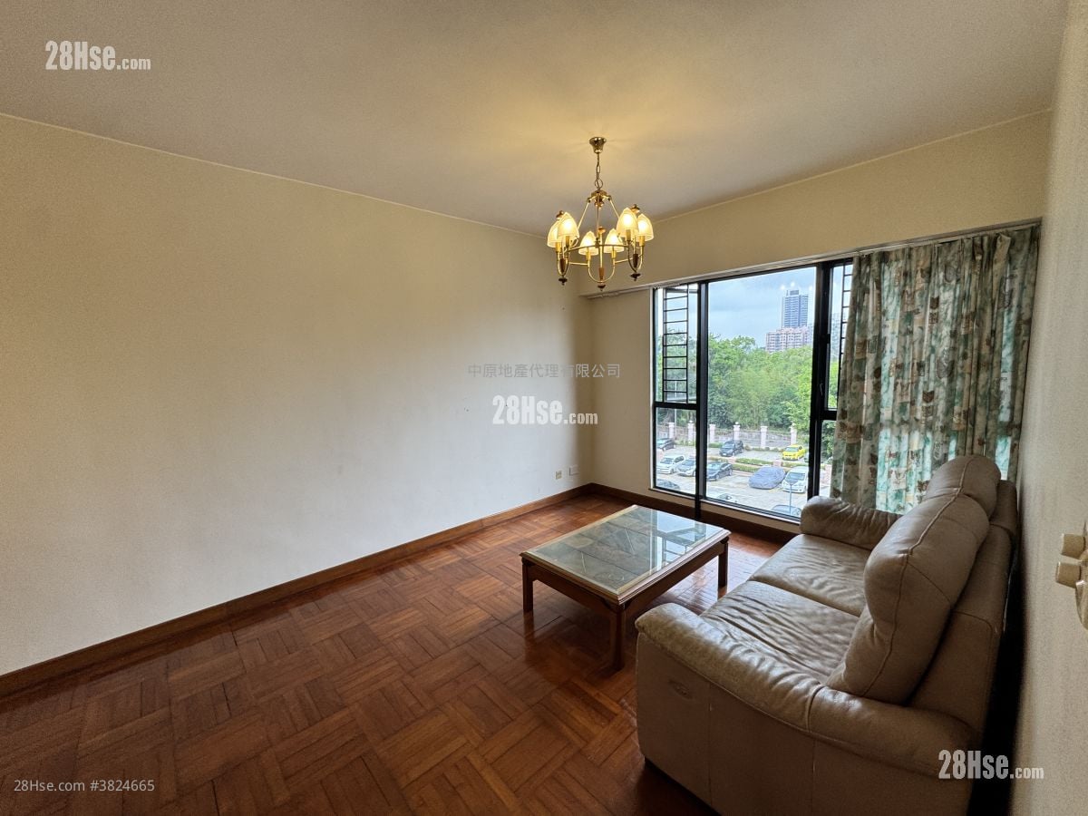 living room: Meadowlands Sell 3 Bedrooms , 1 Bathroom 972 ft²