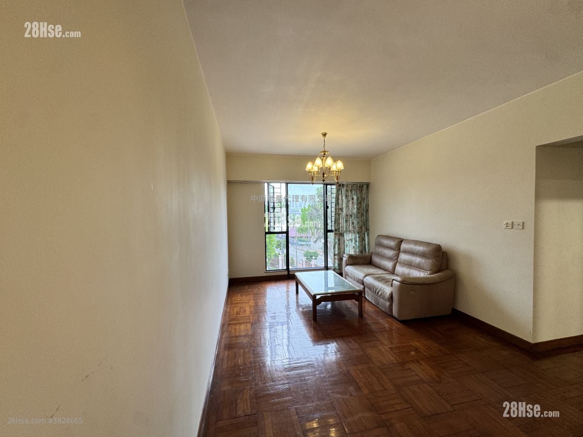 living room: Meadowlands Sell 3 Bedrooms , 1 Bathroom 972 ft²