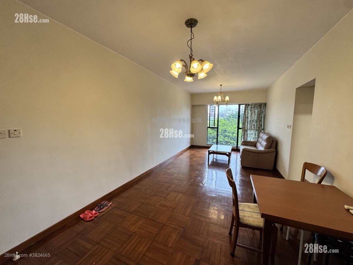 living room: Meadowlands Sell 3 Bedrooms , 1 Bathroom 972 ft²