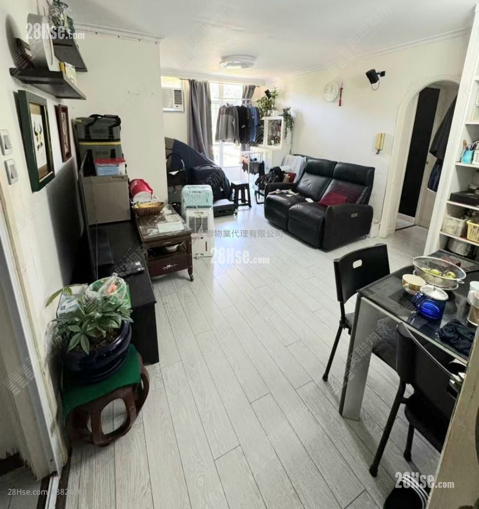 Hin Ming Court Sell 3 Bedrooms , 1 Bathroom 607 ft²