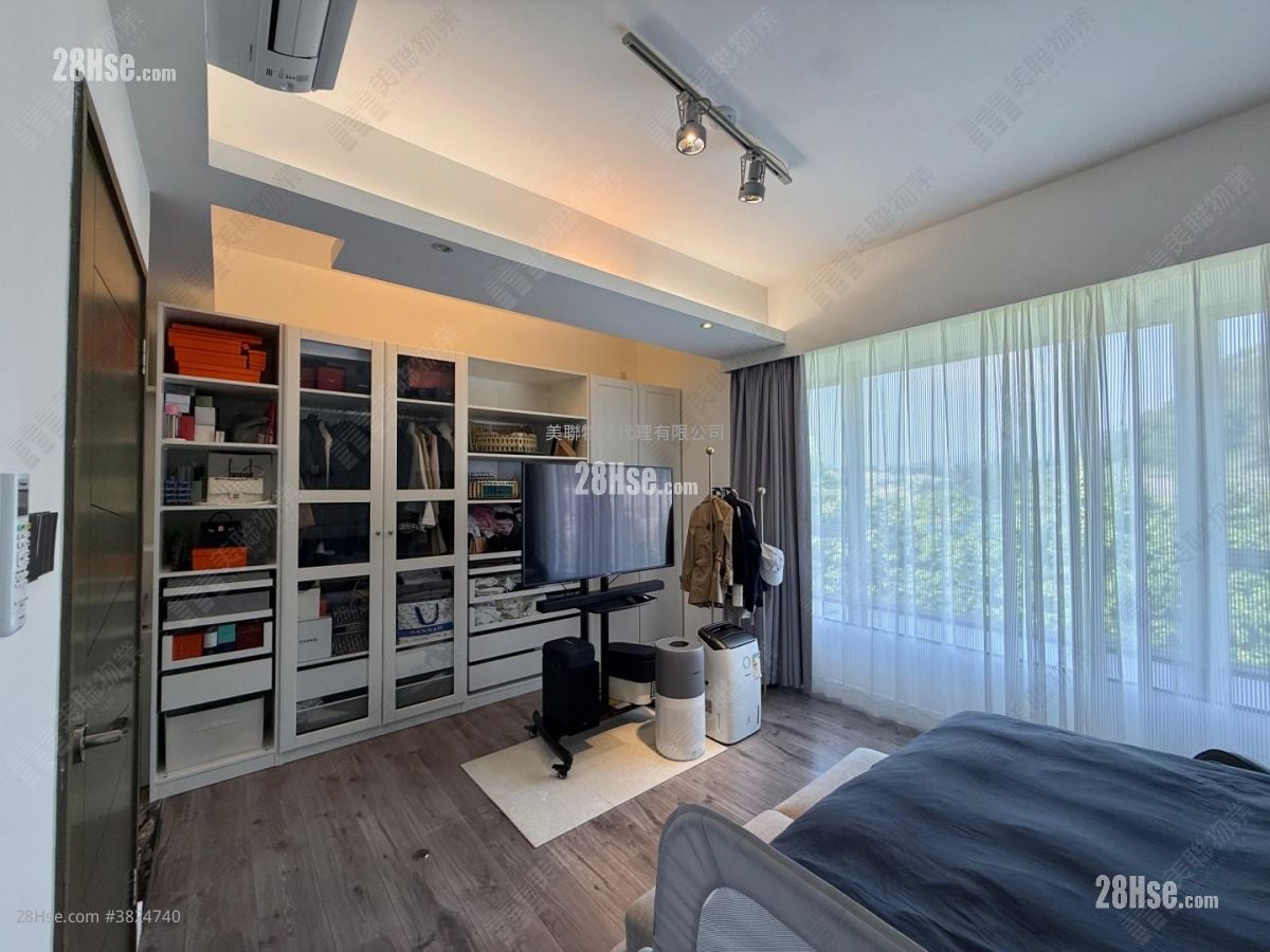 The Beverly Hills Sell 4 Bedrooms 1,597 ft²