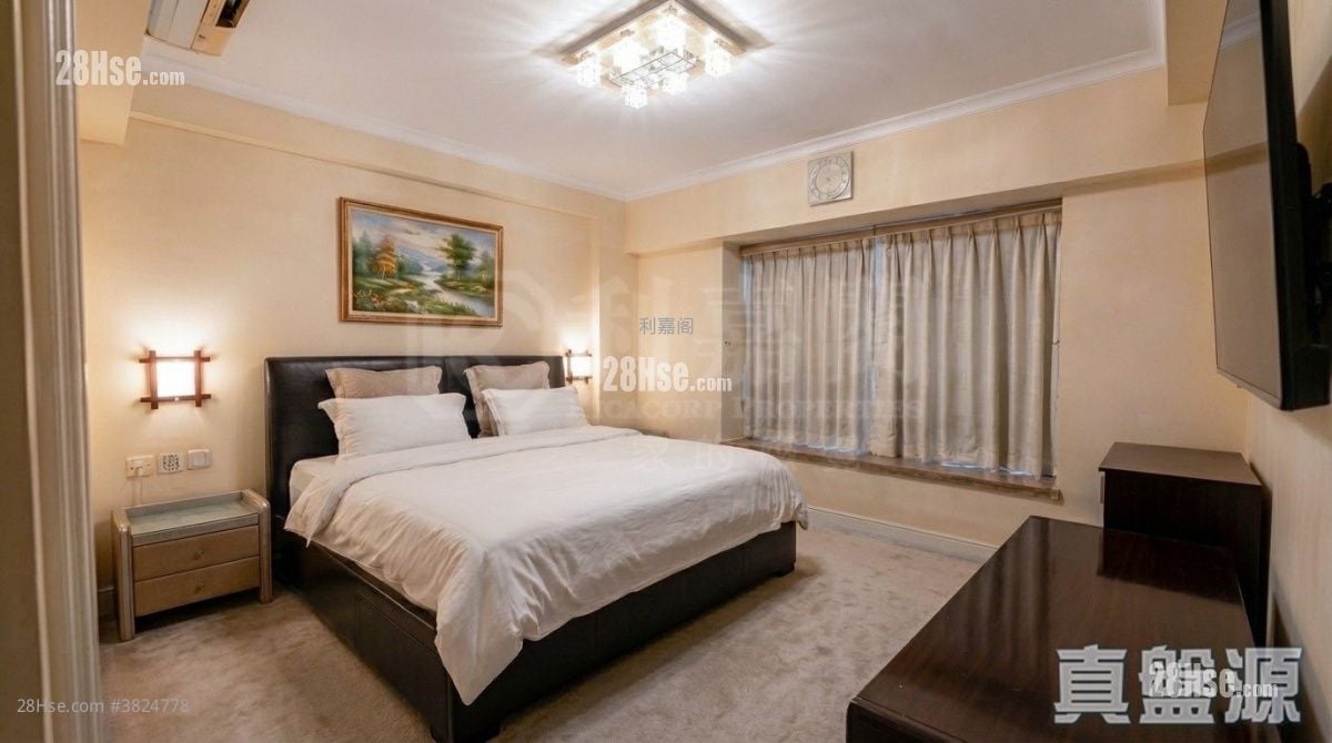 Monte Carlton Sell 4 Bedrooms , 3 Bathrooms 1,085 ft²