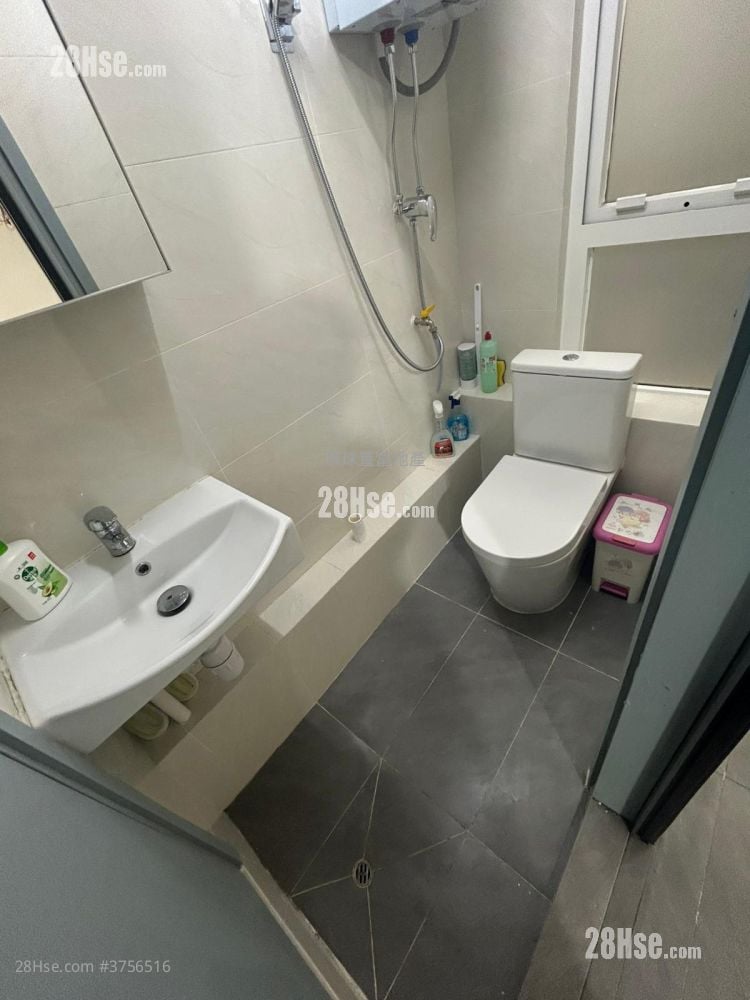 華寶中心 租盤 668 平方呎