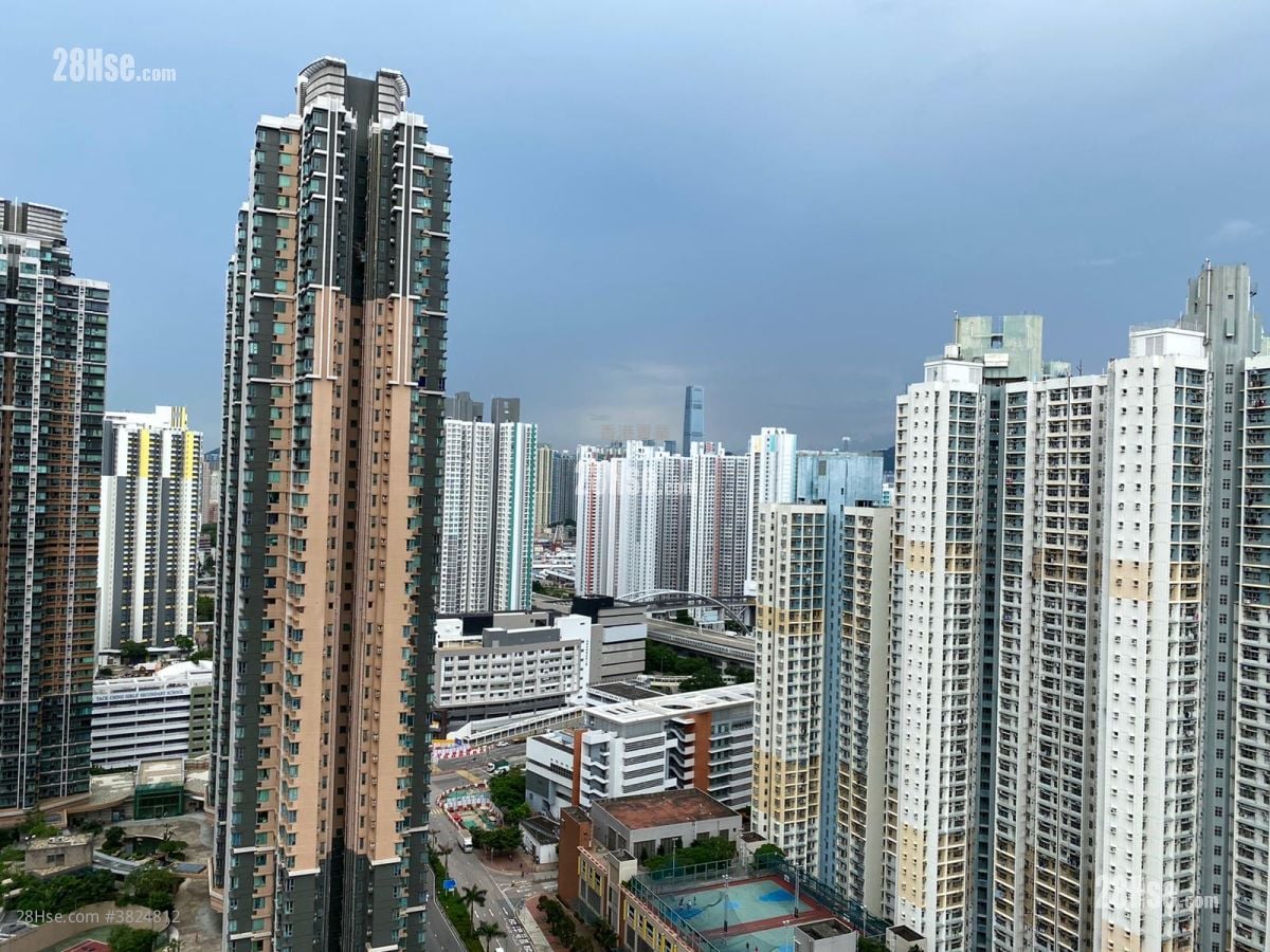 One West Kowloon Sell 3 Bedrooms , 3 Bathrooms 877 ft²