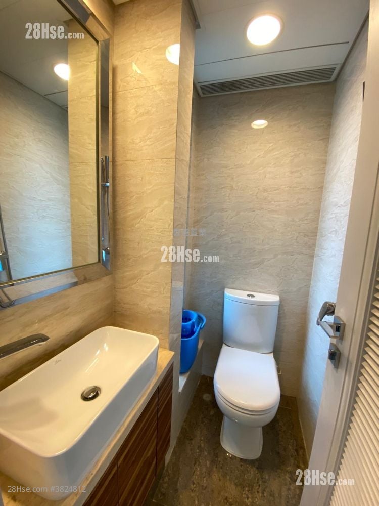 One West Kowloon Sell 3 Bedrooms , 3 Bathrooms 877 ft²