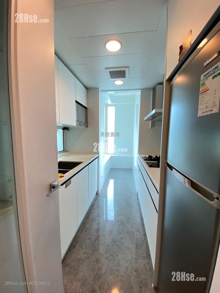 One West Kowloon Sell 3 Bedrooms , 3 Bathrooms 877 ft²