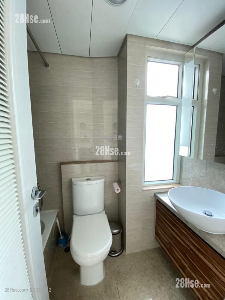 One West Kowloon Sell 3 Bedrooms , 3 Bathrooms 877 ft²