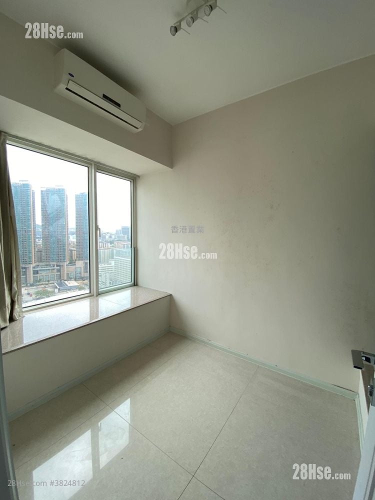 One West Kowloon Sell 3 Bedrooms , 3 Bathrooms 877 ft²