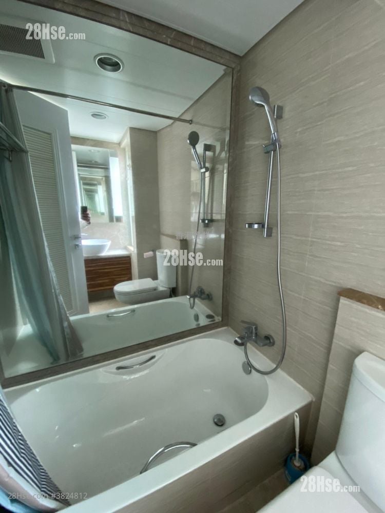 One West Kowloon Sell 3 Bedrooms , 3 Bathrooms 877 ft²