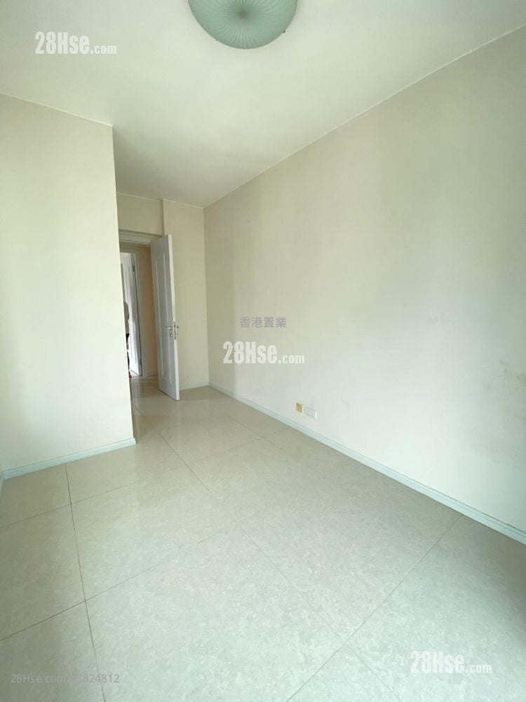 One West Kowloon Sell 3 Bedrooms , 3 Bathrooms 877 ft²