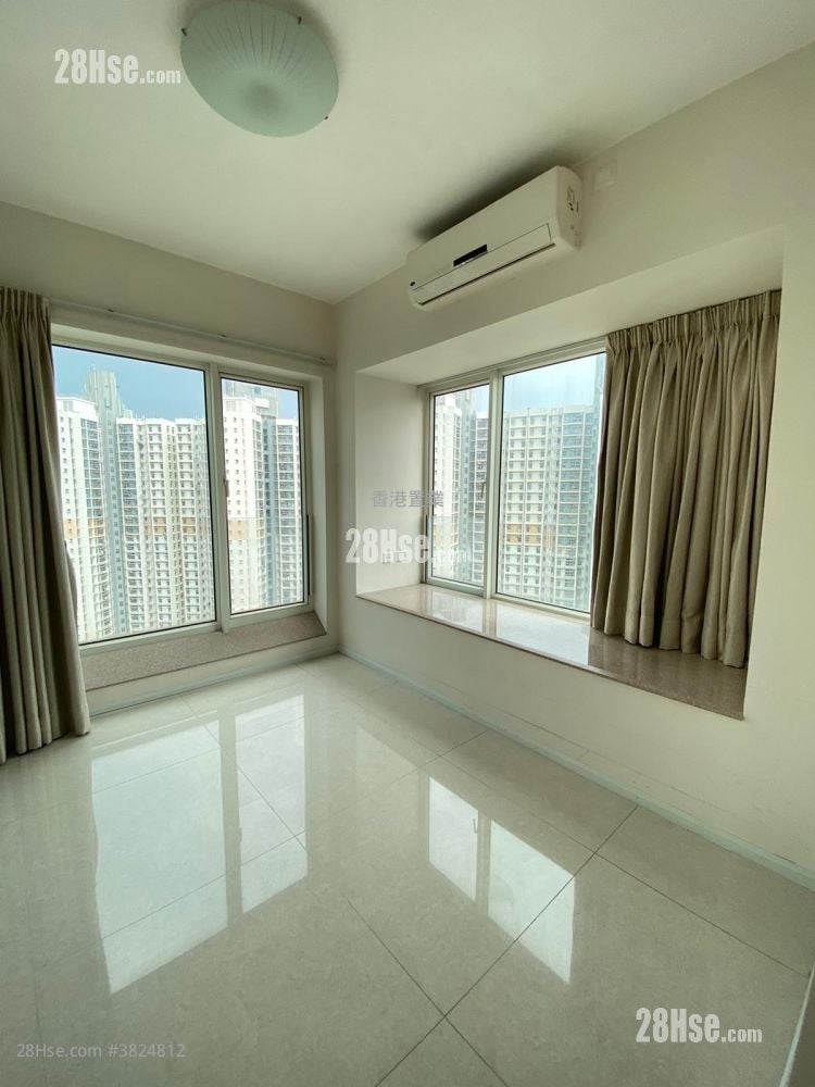 One West Kowloon Sell 3 Bedrooms , 3 Bathrooms 877 ft²