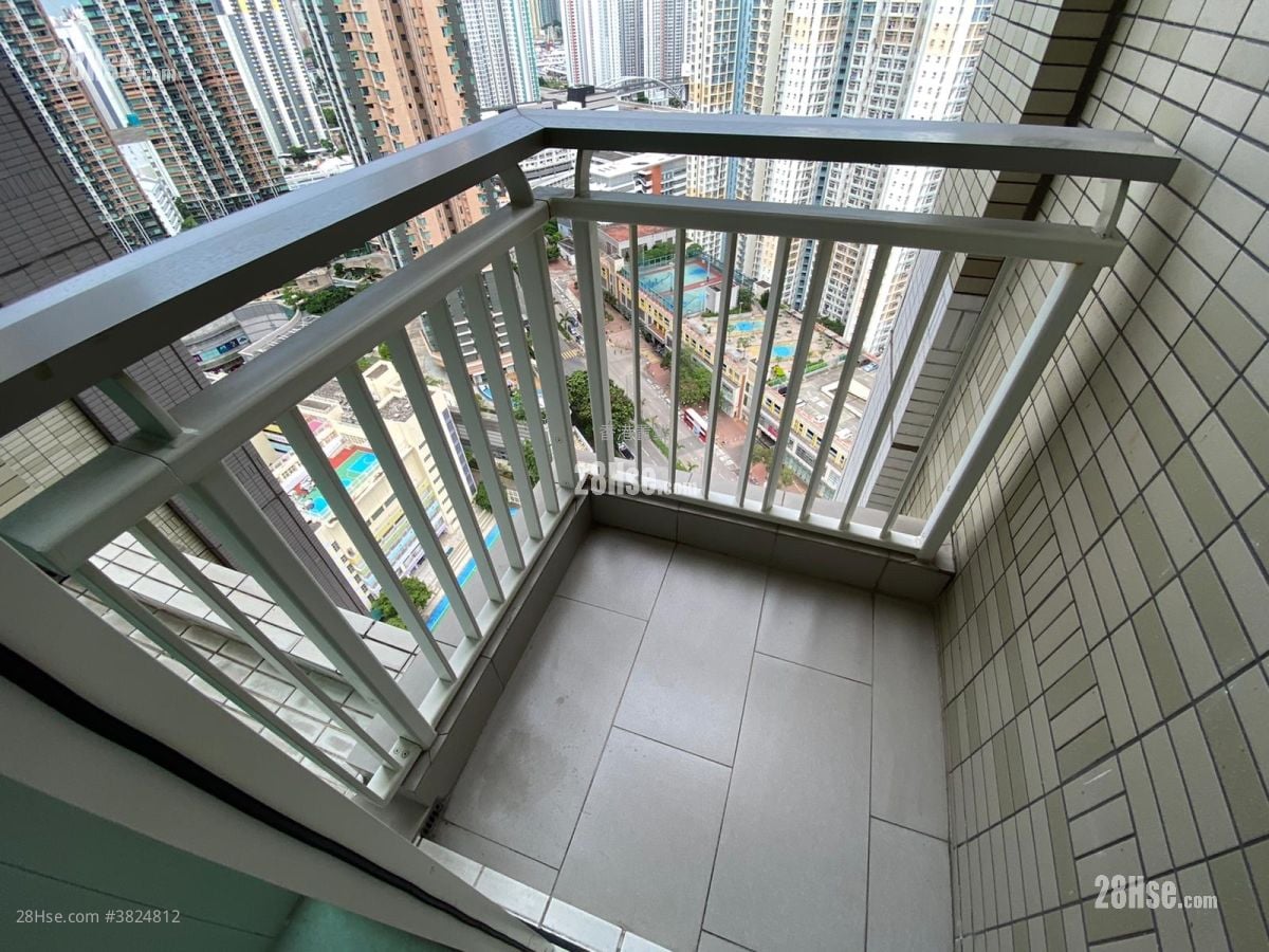 One West Kowloon Sell 3 Bedrooms , 3 Bathrooms 877 ft²