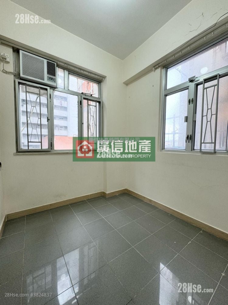 Tak Hay Building Sell 2 Bedrooms , 1 Bathroom 292 ft²