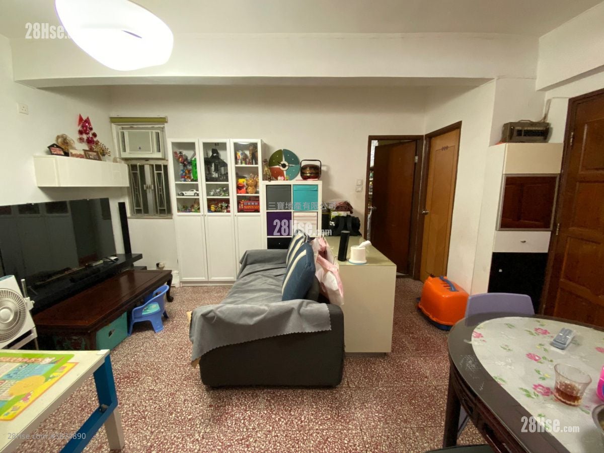 Des Voeux Road West Building Sell 2 Bedrooms , 1 Bathroom 618 ft²