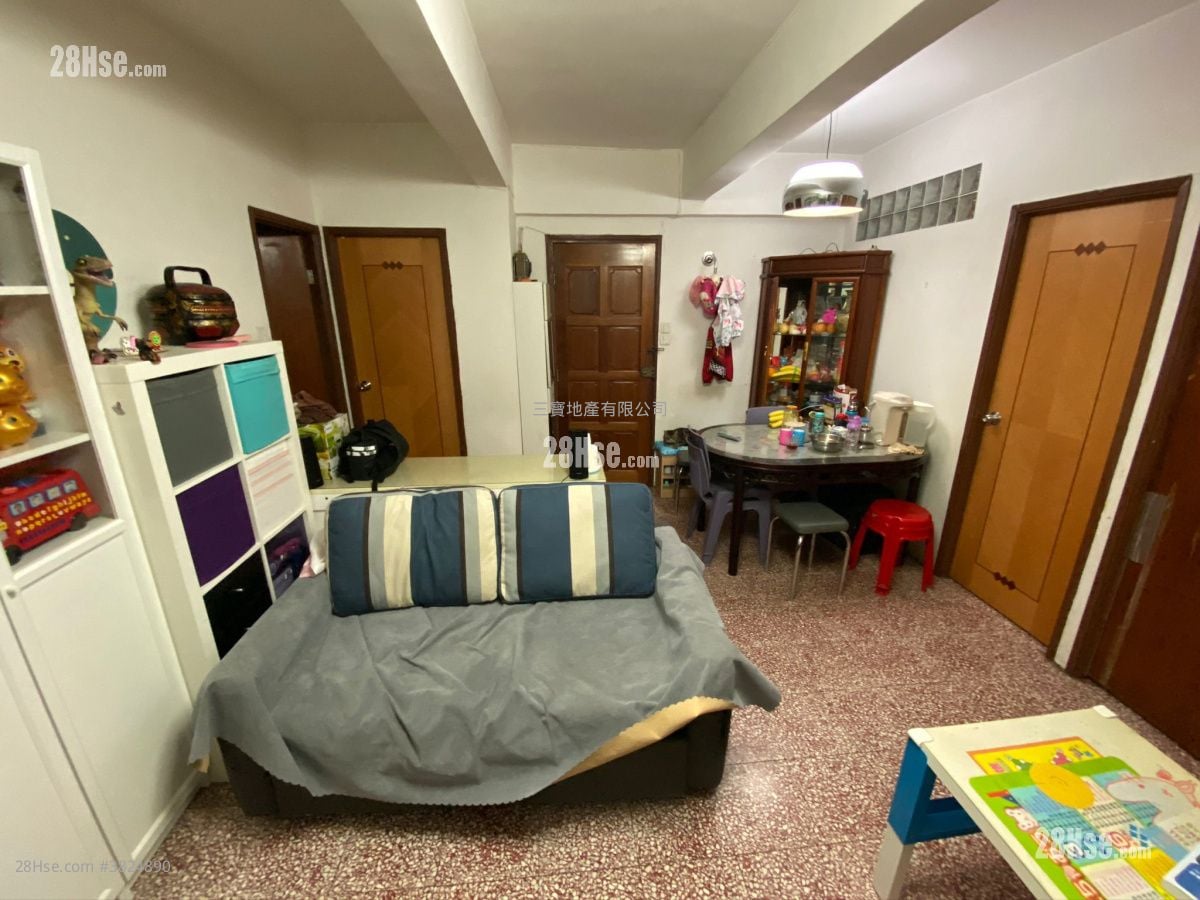 Des Voeux Road West Building Sell 2 Bedrooms , 1 Bathroom 618 ft²