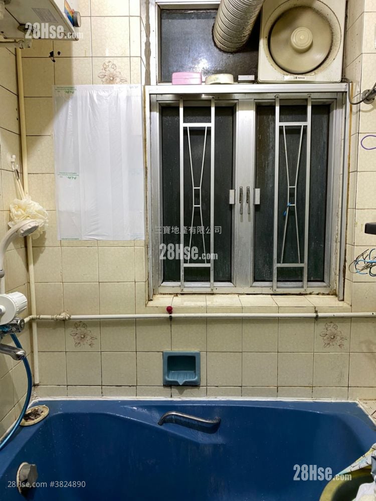 Des Voeux Road West Building Sell 2 Bedrooms , 1 Bathroom 618 ft²