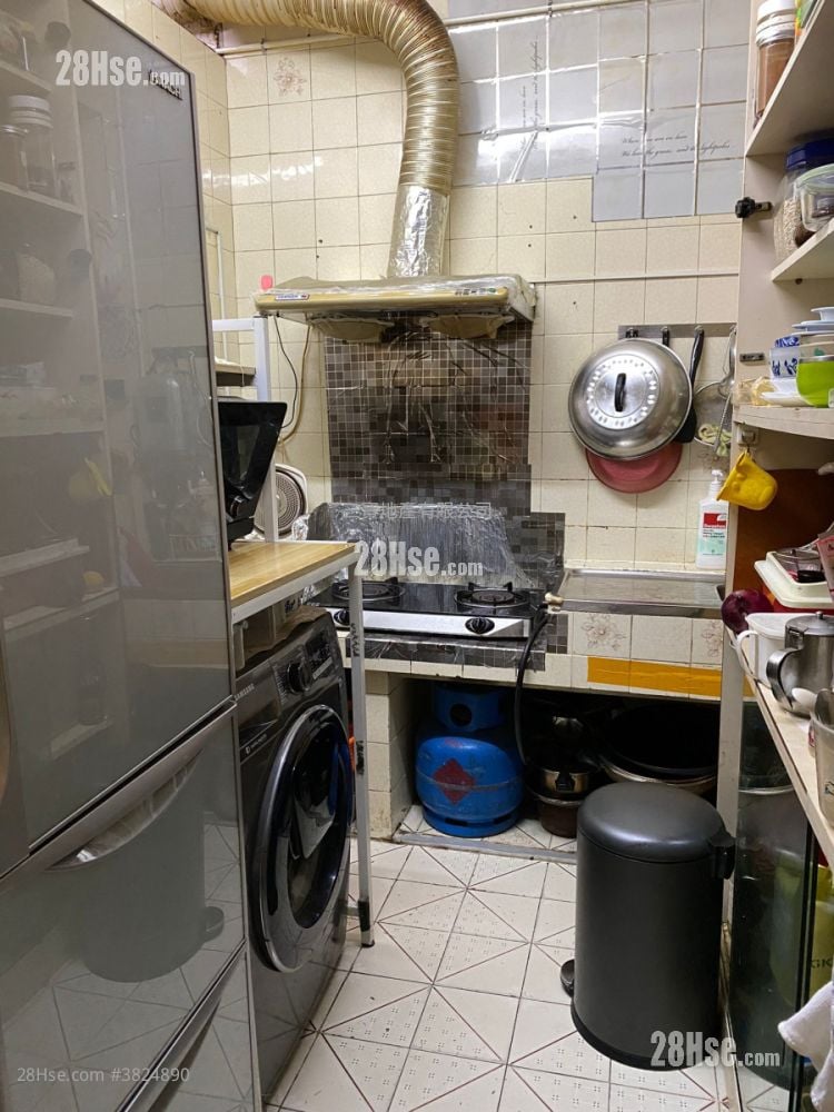 Des Voeux Road West Building Sell 2 Bedrooms , 1 Bathroom 618 ft²