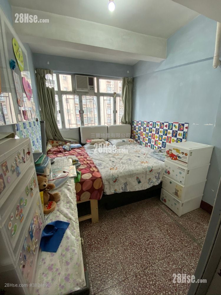 Des Voeux Road West Building Sell 2 Bedrooms , 1 Bathroom 618 ft²