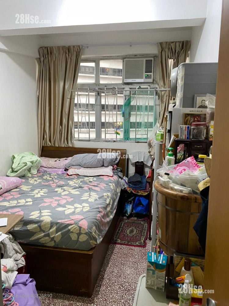 Des Voeux Road West Building Sell 2 Bedrooms , 1 Bathroom 618 ft²