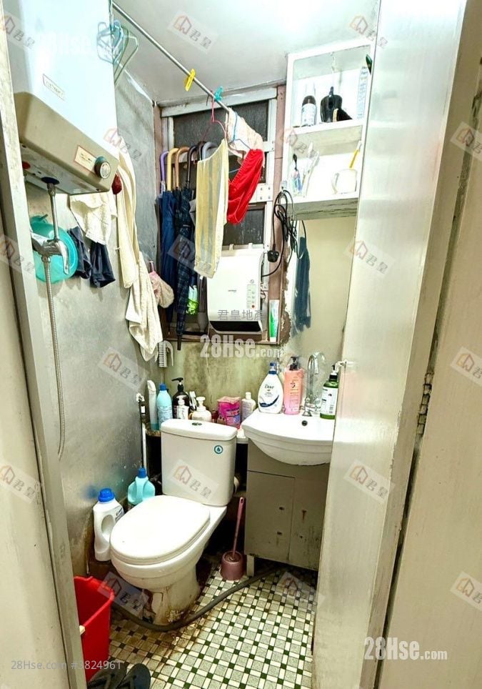 Lee Hung Building Sell 2 Bedrooms , 1 Bathroom 405 ft²