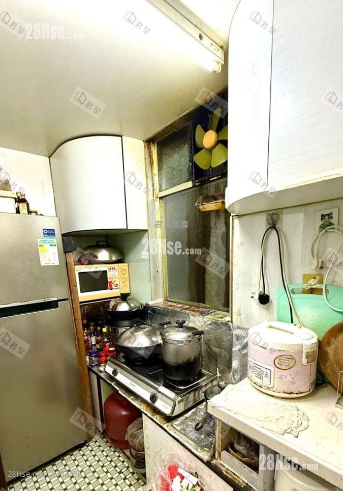 Lee Hung Building Sell 2 Bedrooms , 1 Bathroom 405 ft²