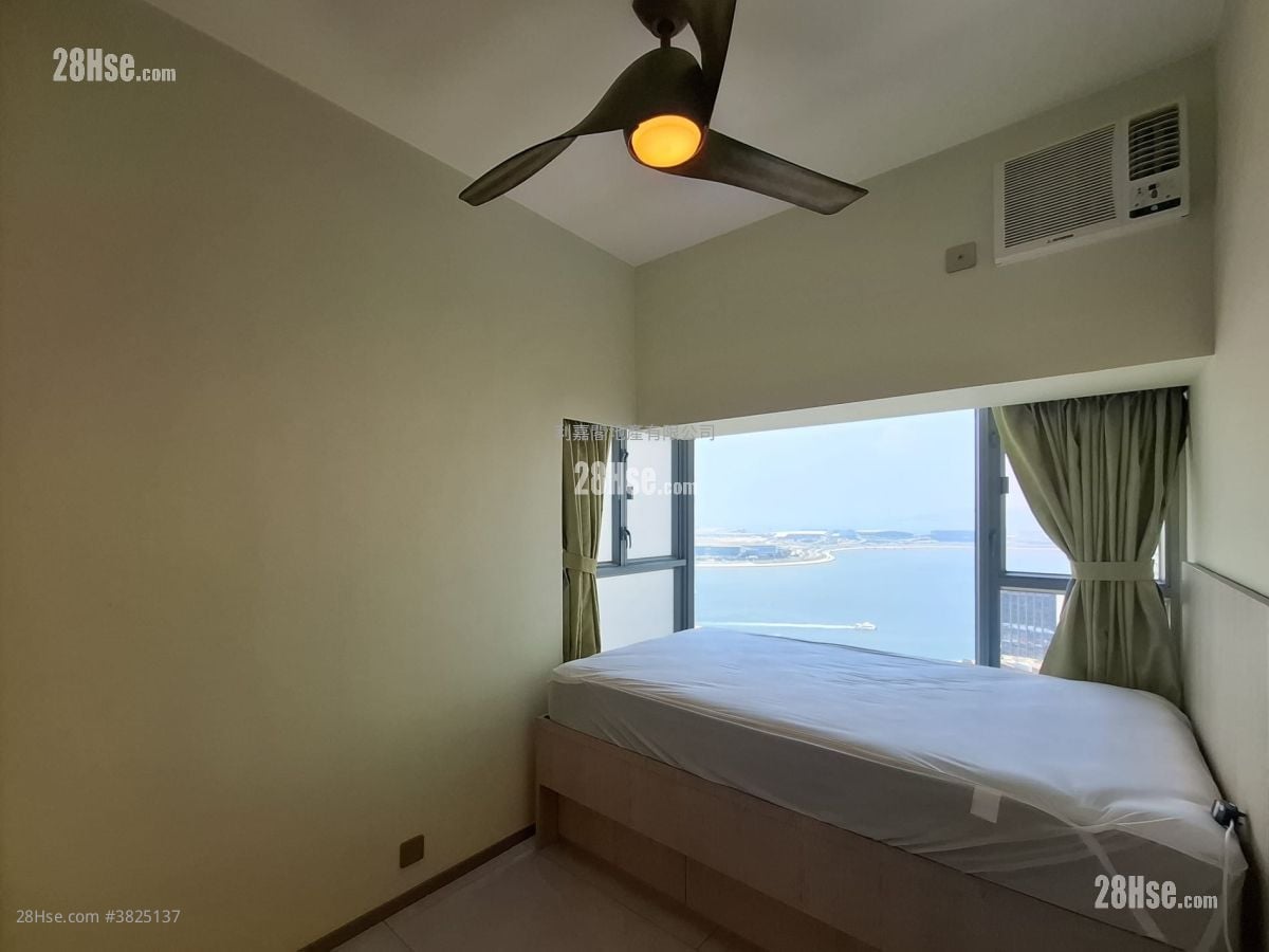 Coastal Skyline Rental 911 ft²