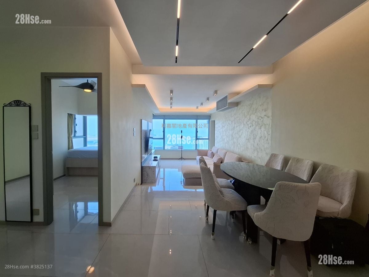 Coastal Skyline Rental 911 ft²