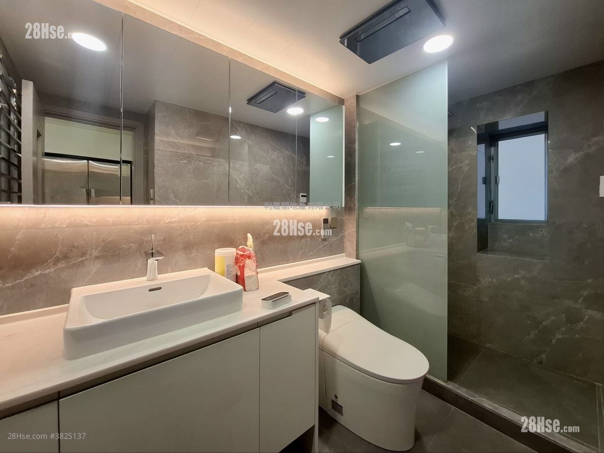 Coastal Skyline Rental 911 ft²