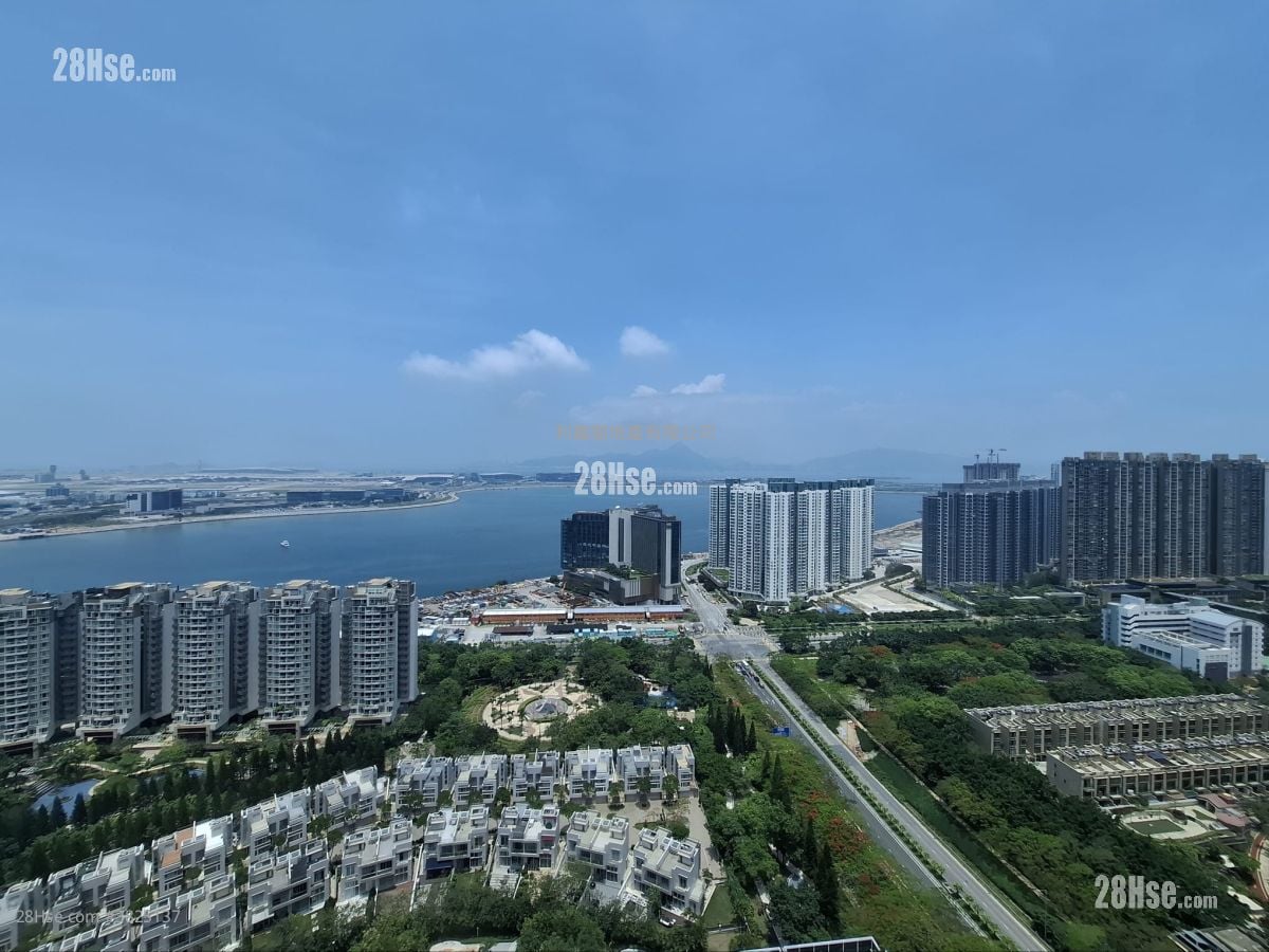 Coastal Skyline Rental 911 ft²