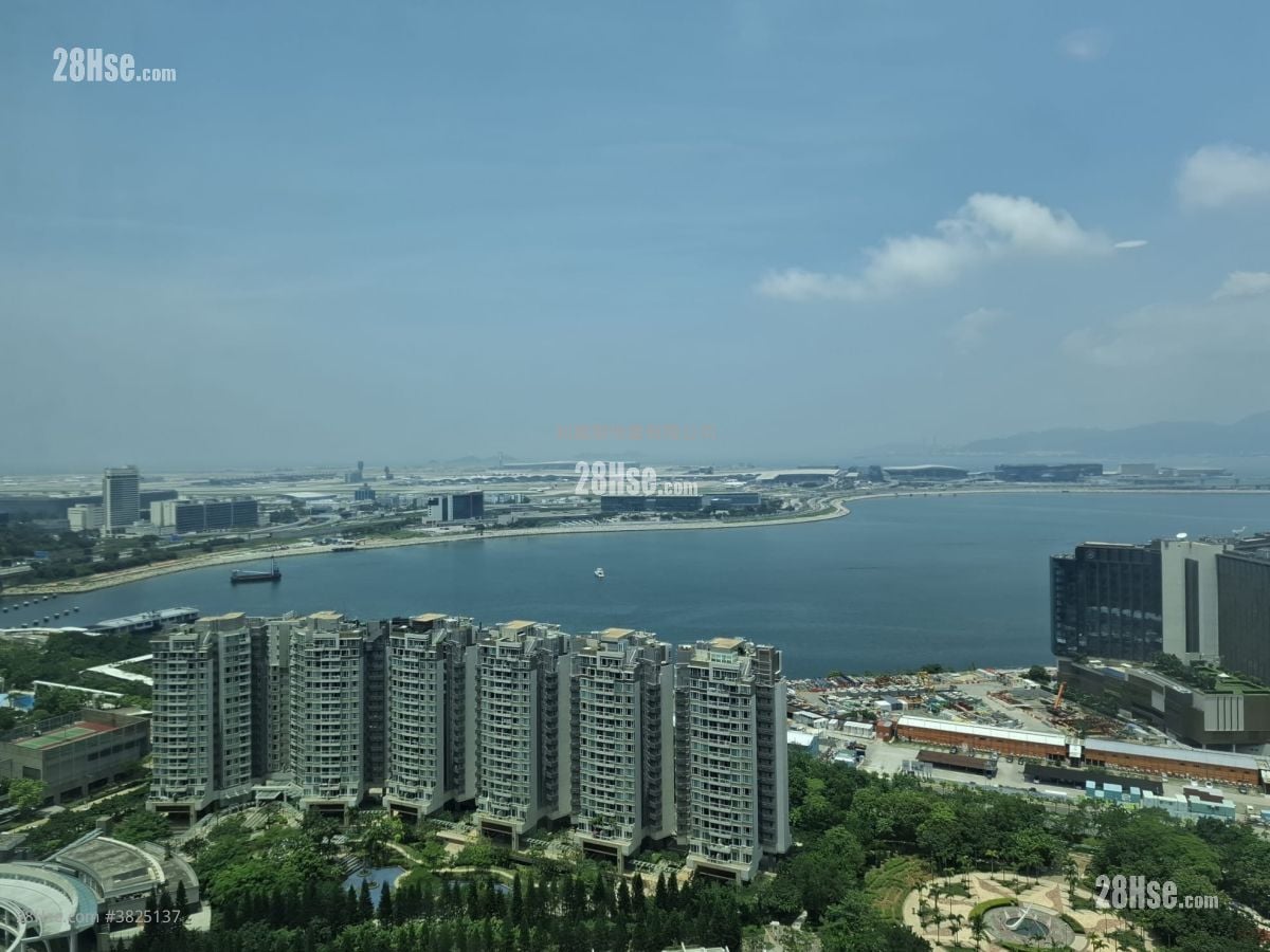 Coastal Skyline Rental 911 ft²